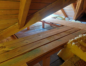 Zateplení stropu rodinného domu pomocí foukané izolace